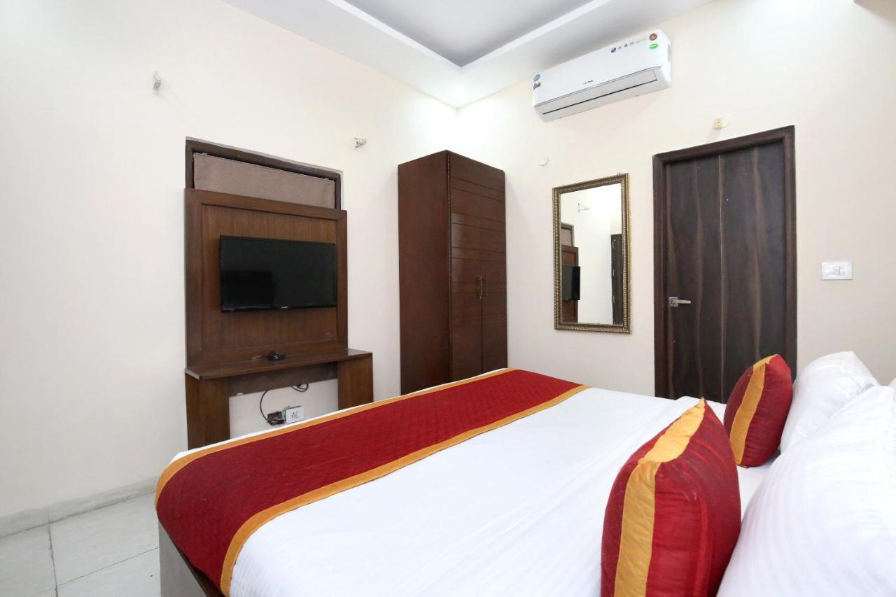 Oyo 10386 Hotel Jimmy Chandīgarh Buitenkant foto